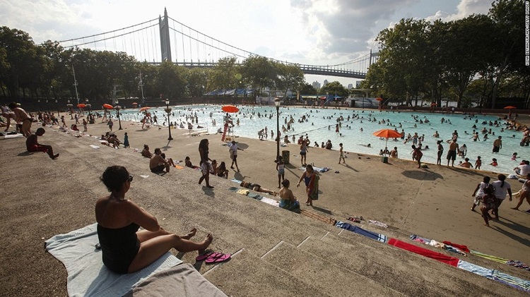 Bể bơi ngoài trời là nơi bạn có thể hòa mình trong làn nước mát giữa cái nóng mùa hè tại New York mà không tốn một xu nào. Lưu ý rằng đây là một địa điểm miễn phí và ở ngoài trời nên bạn cần bảo quản đồ đạc và tài sản cá nhân thật cẩn thận.